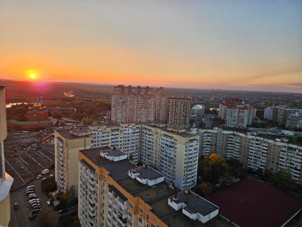 Храм Рождества Христова. “На бога надейся, а сам не плошай”. Нельзя  совершать глупые необдуманные поступки и надеяться, что высшие силы спасут и помогут. Нужно мыслить позитивно, самому делать добро, окружать себя позитивными людьми. Видеть чудеса и верить, что это результат твоего мышления, твоего образа жизни и твоей веры. “Каждому по вере дано будет! Насколько ты веришь – настолько и получаешь” или как сейчас об этом говорят так: “Мысли материальны”.