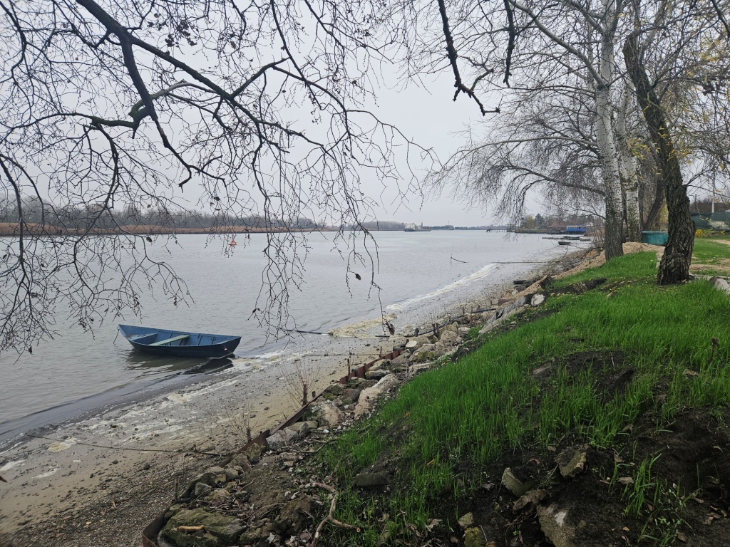 КП Беловодье расположен в дельте реки Дон и 10 км от Азовского моря,  граничит нац.парком “Донской”. Территория парка уникальна в природно-историческом отношении и по составу ландшафтов: степные просторы сменяют хвойно-лиственные лесные пейзажи и водно-болотные угодья. Исторически Дельта Дона отличалась богатыми рыбными ресурсами. Через нее идут на нерест проходные и полупроходные рыбы, здесь сохранились естественные нерестилища для сазана, судака и других рыб, происходит их нагул и зимовка.