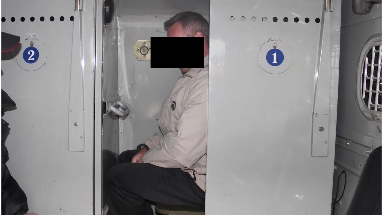 В тесноте, да не в обиде. Главный атрибут это плотно затянутые наручники. Автор так прокатался 5 часов,  попасть после него на койку с клопами в ИВС это великое счастье :) готов со всем согласиться, признатьться в том чего не совершал, лишь бы побыстрее это все закончилось.