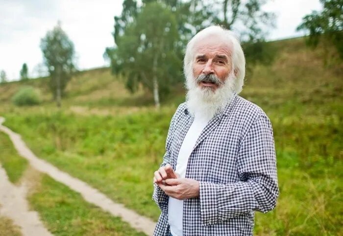 Владимир Мельников – миллиардер и филантроп, трижды судим, отсидел более 10 лет, владеет брендом Глория Джинс. Основатель фонда помощи людям попавшим в тюрьму. Каждый заключенный получил от него подарок на Новый год и Рождество – мелочь, а приятно.