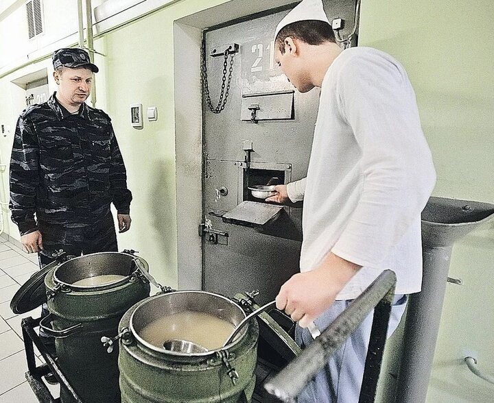 Про еду в тюрьме. Разнообразное трёхразовое питание (вполне съедобно), если не наелся на територии  тюрьмы есть продуктовый магазин, также разрешены передачки и неограниченное число посылок из дома. Познакомился с человеком, который попал в тюрьму (по нетяжкой статье и сам сдался полиции) на так называемую “зимовку” – тепло, безопасно и кормят бесплатно, при желании можно лечь в санчасть поправить здоровье (сделать зубы, прокапаться и т.д.), при наличии большого желания можно записаться и в тренажёрный зал.