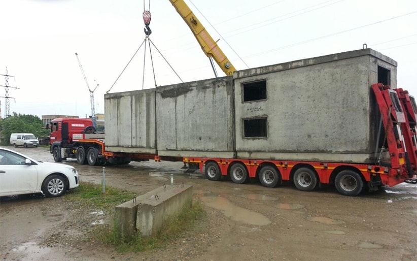 Цель поставить такие заводы в каждом регионе нашей страны, на сегодня их 89.  (Перевозка трех блок-комнат за раз – красота!)