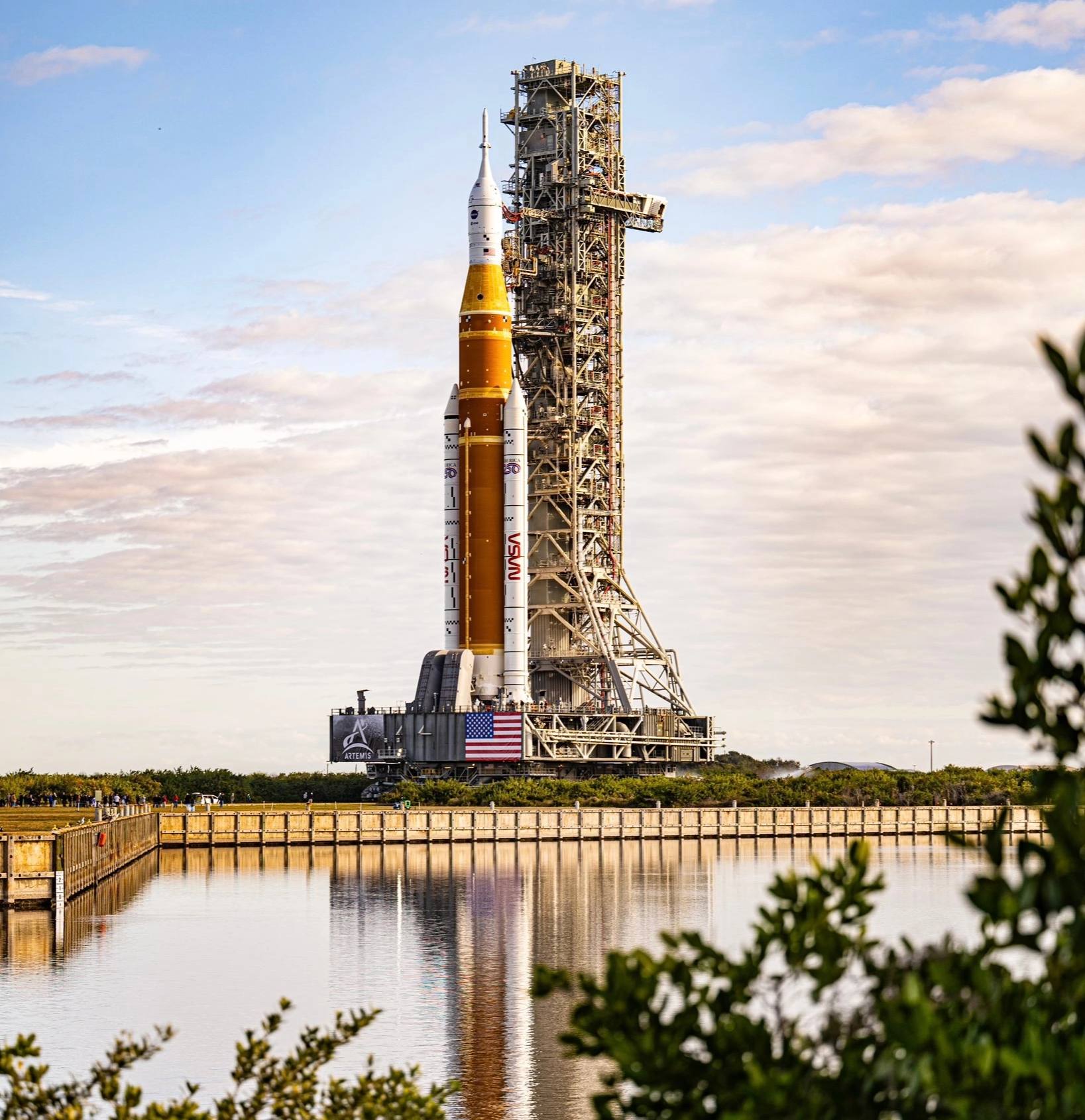 В 2028 планируется высадка американцев на Луне с последующим строительством лунной базы, а пока пробный полёт на окололунную орбиту
