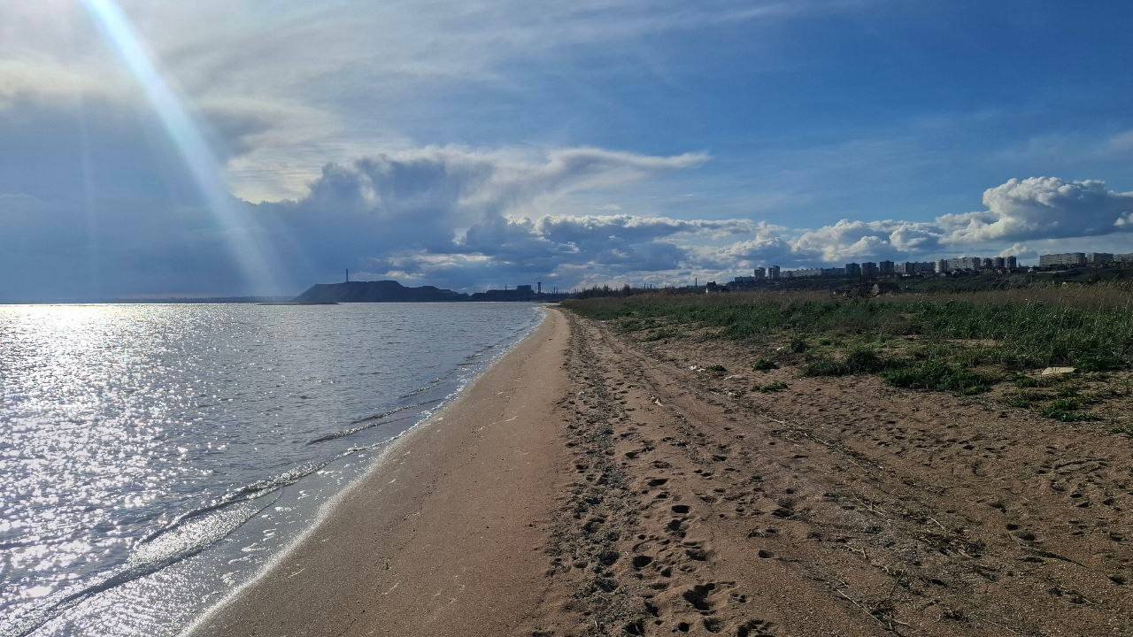 Лучше чем Мальдивы – пляжи Мариуполя, самое мелкое и малосоленное море на Земле, глубина всего 14 метров.