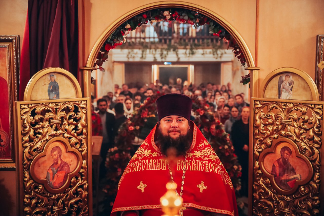 Христос воскресе! Спаситель спасает нас от лукавого выбора, от суеты, от мелочности, от манипуляций. Показывает истинные ценности, приоритет вечности над бренностью. Смерть и страдания ничто в сравнении с бездушностью. С праздником светлого Христова воскресения!